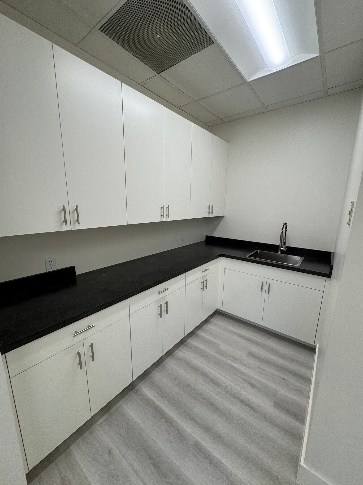 130 9th St N, Naples, FL for lease Interior Photo- Image 1 of 4