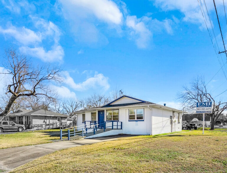 200 E Russell Ave, Bonham, TX for sale - Primary Photo - Image 1 of 23