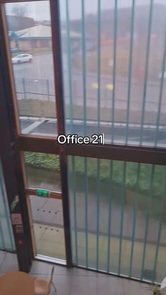 51 Frederick Rd, Salford à louer - Vidéo sur l’inscription commerciale - Image 1 de 7