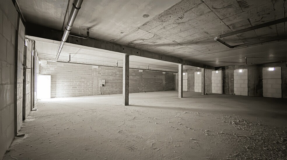 Retail in Champs-sur-Marne for lease - Interior Photo - Image 3 of 3