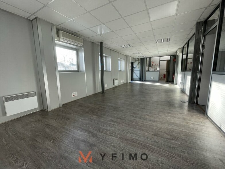 Flex in Mantes-la-Jolie for lease - Interior Photo - Image 3 of 7
