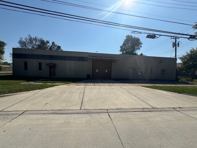 11,360 sf Industrial + .5 Acre Lot portfolio of 2 properties for sale on LoopNet.ca - Building Photo - Image 2 of 23