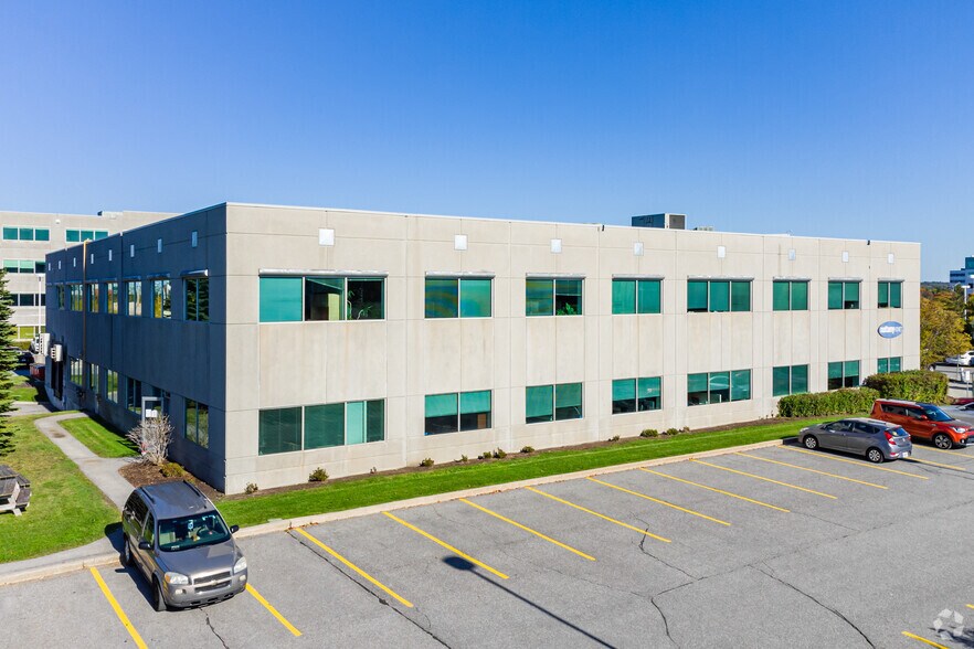 50 Hines Rd, Ottawa, ON à louer - Photo du bâtiment - Image 3 de 5