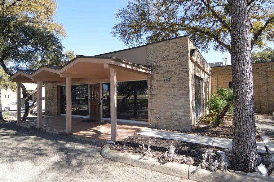 199 W Rhapsody Dr, San Antonio, TX à vendre - Photo du bâtiment - Image 3 de 10
