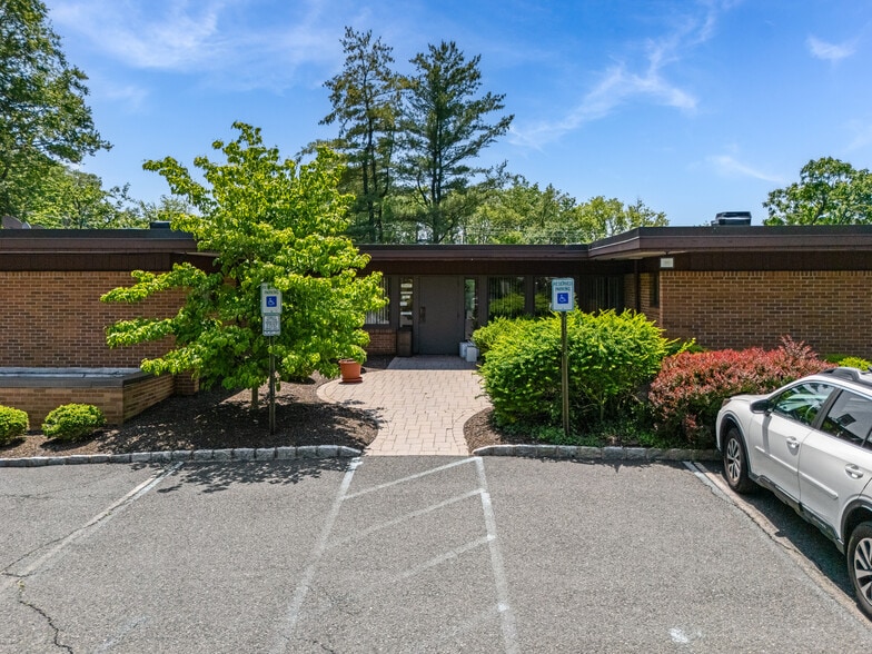 8 Shunpike Rd, Madison, NJ for sale - Building Photo - Image 2 of 15