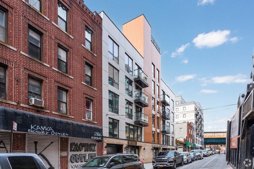 4320 52nd St, Woodside, NY à louer - Photo du bâtiment - Image 3 de 4