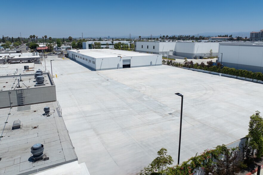 620 E Dyer Rd, Santa Ana, CA à vendre - Photo du bâtiment - Image 2 de 10