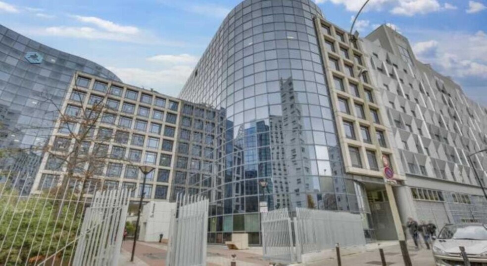 47 Rue Louis Blanc, Courbevoie à louer - Photo du bâtiment - Image 3 de 11