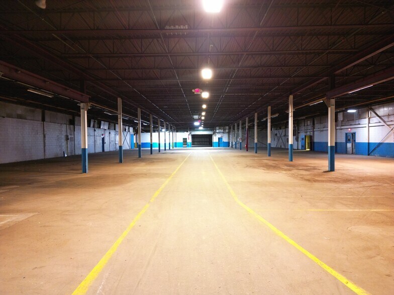 44 Rivulet St, Uxbridge, MA à vendre - Photo du bâtiment - Image 3 de 6