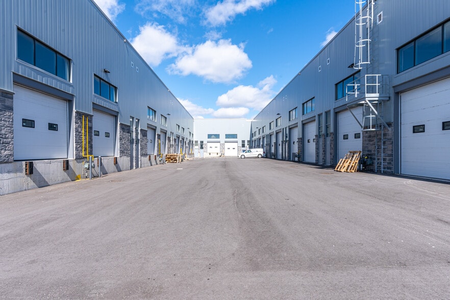 5270 Solar Dr, Mississauga, ON for lease - Building Photo - Image 3 of 3