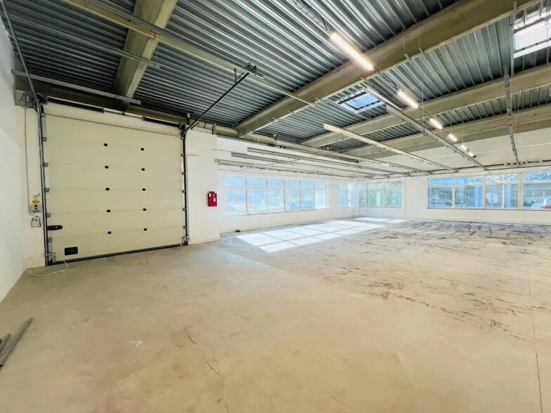 Office in Élancourt for lease - Interior Photo - Image 2 of 10