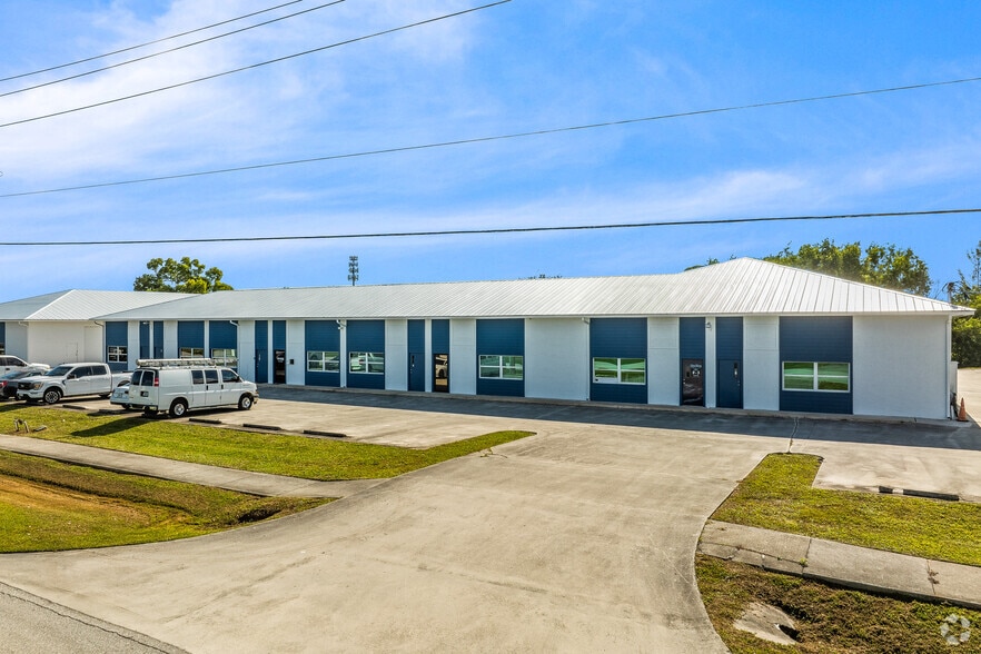 3054-3076 SE Dominica Ter, Stuart, FL for lease - Building Photo - Image 1 of 9