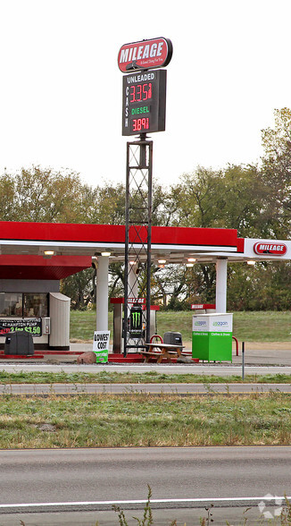 MINI STORAGE & C-STORE FOR SALE portfolio of 2 properties for sale on LoopNet.ca - Building Photo - Image 3 of 3