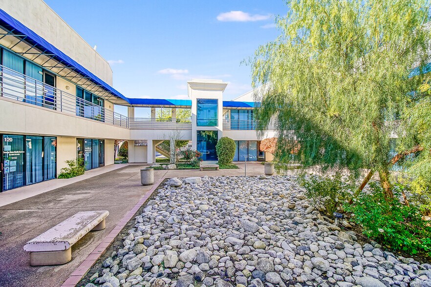 1965-1985 Yosemite Ave, Simi Valley, CA à louer - Photo du bâtiment - Image 3 de 7