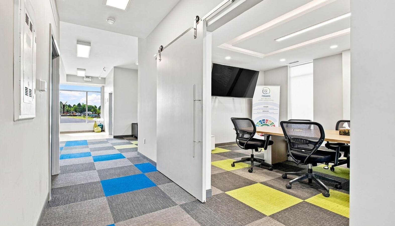 2500 St. Laurent Blvd, Ottawa, ON K1H 1B1 - Unit 101 - - Interior Photo - Image 2 of 5