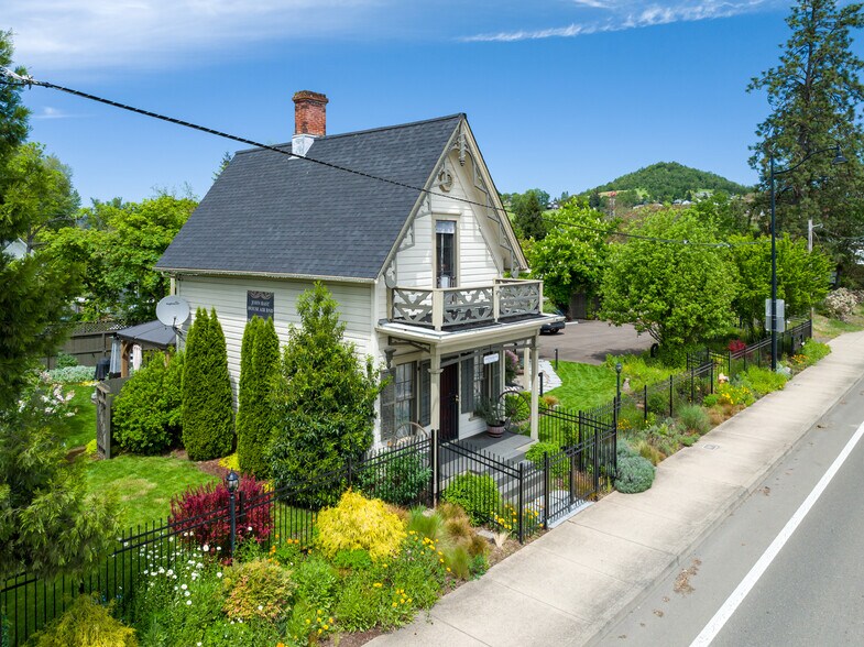 236 SE Stephens St, Roseburg, OR à vendre - Photo du bâtiment - Image 2 de 65