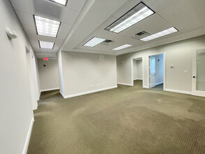 2670 Airport Rd S, Naples, FL for lease Interior Photo- Image 2 of 7