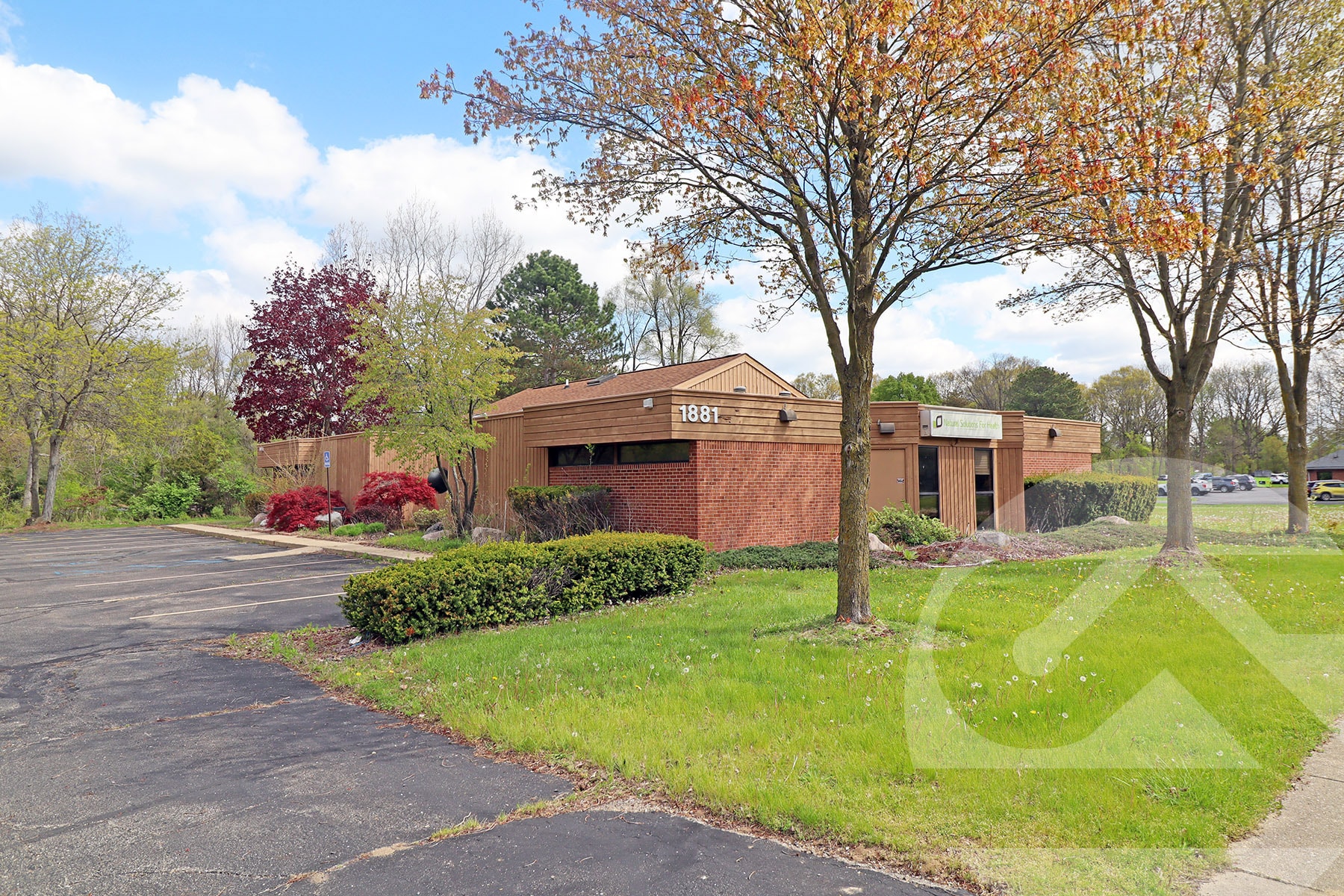 1881 Pontiac Trail, Walled Lake, MI for sale Primary Photo- Image 1 of 2