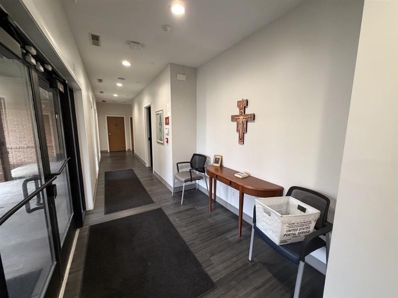 520 Park Place Cir, Mishawaka, IN for lease Interior Photo- Image 1 of 12