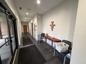 520 Park Place Cir, Mishawaka, IN for lease Interior Photo- Image 1 of 12
