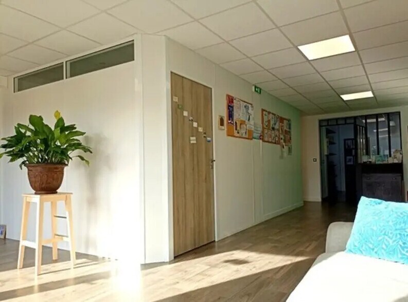 Office in Égly for lease - Building Photo - Image 3 of 8