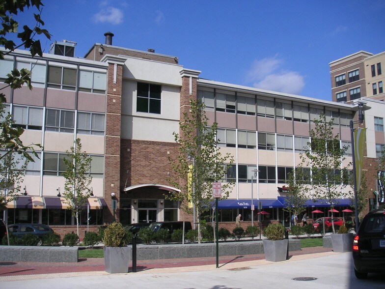 450 W Broad St, Falls Church, VA à louer - Photo du bâtiment - Image 2 de 5