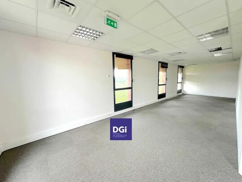 Office in Nîmes for lease - Interior Photo - Image 2 of 4