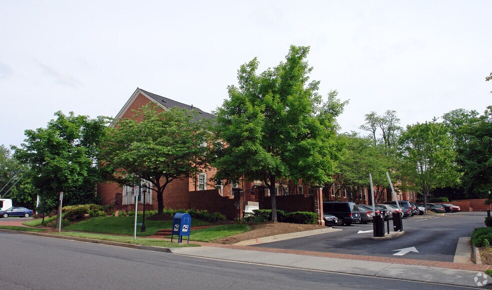 4151-4165 Chain Bridge Rd, Fairfax, VA à louer - Photo du bâtiment - Image 3 de 5