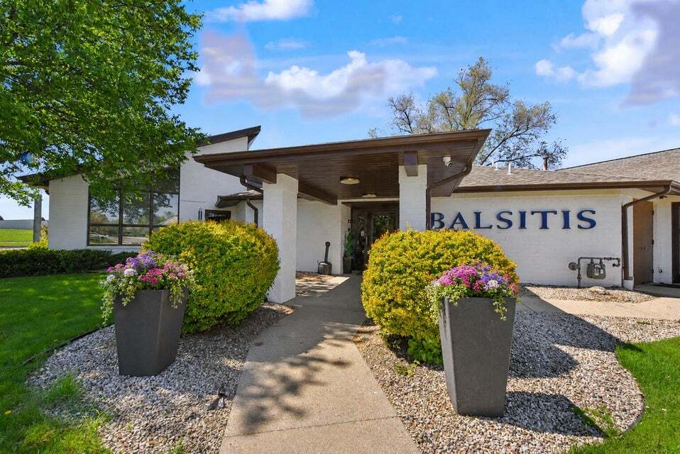 1021 Proctor Dr, Elkhorn, WI à vendre Photo du bâtiment- Image 1 de 27