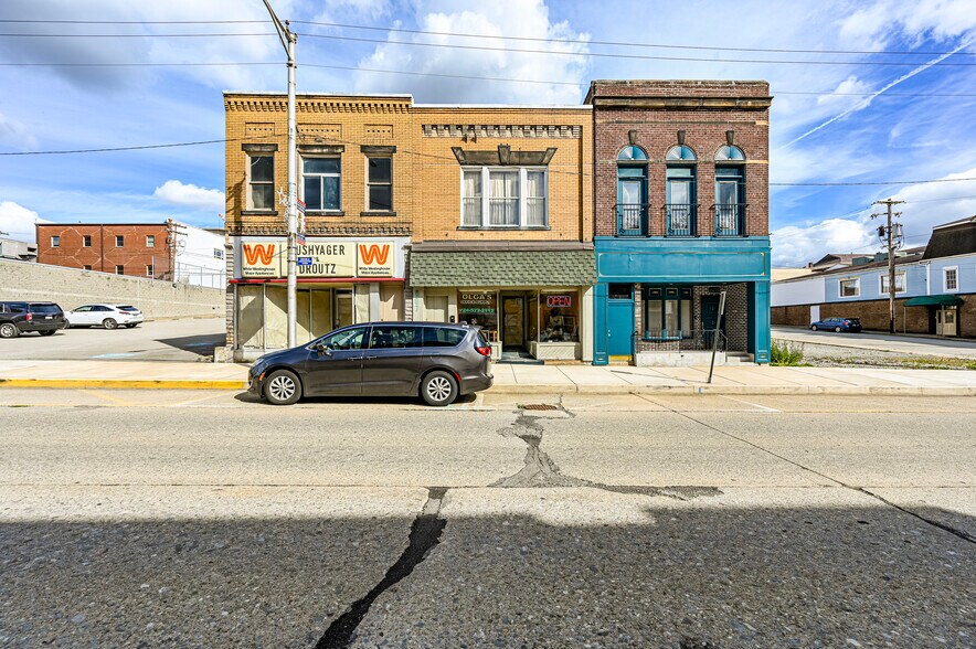 607 Clay Ave, Jeannette, PA for sale - Primary Photo - Image 1 of 58