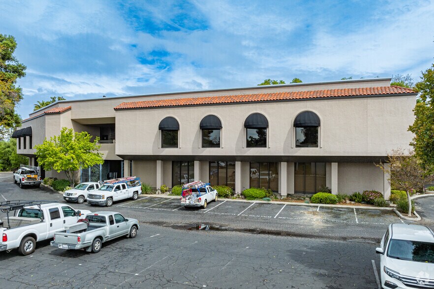3120-3132 W Main St, Visalia, CA à louer - Photo du bâtiment - Image 2 de 7