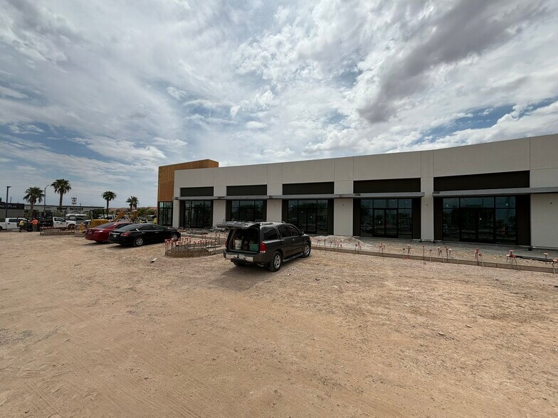 Warm Springs & Tenaya W-SWC, Las Vegas, NV à louer - Photo du bâtiment - Image 3 de 4