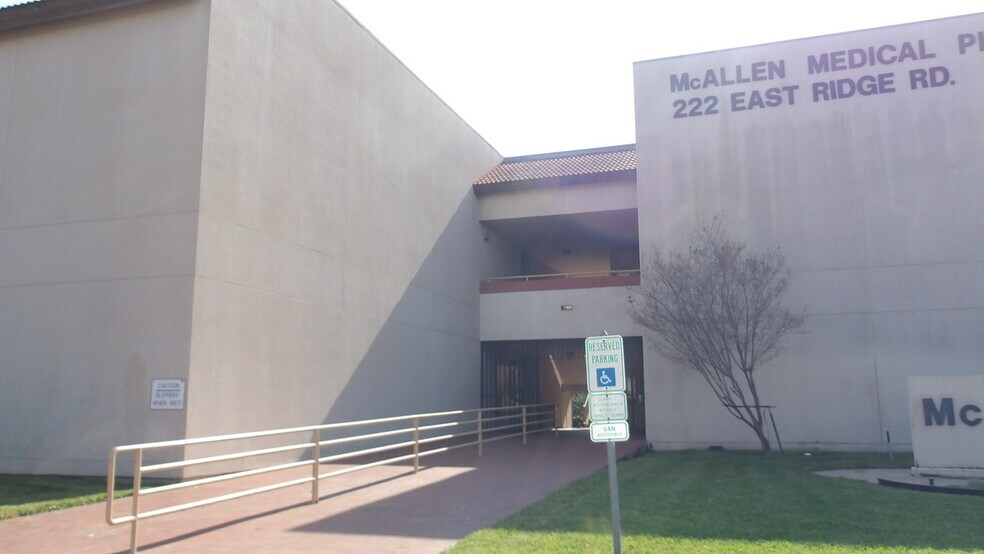 222 E Ridge Rd, McAllen, TX à louer - Photo du bâtiment - Image 2 de 35