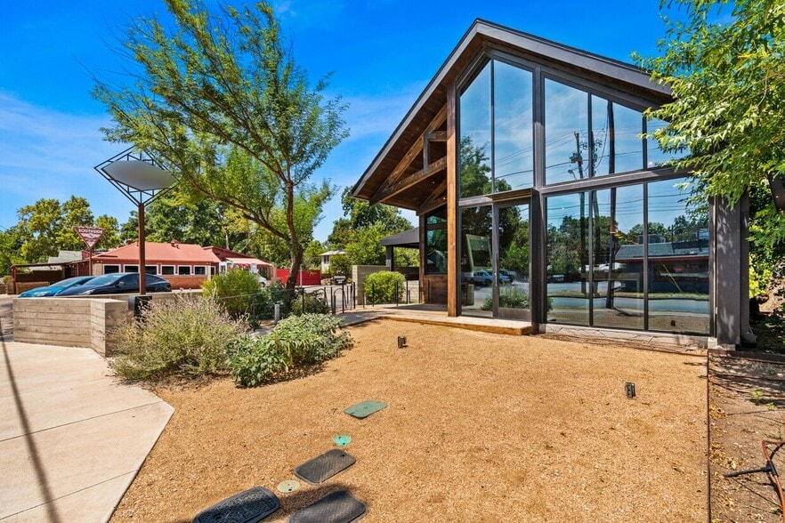 2708 E Cesar Chavez St, Austin, TX for sale - Building Photo - Image 3 of 34