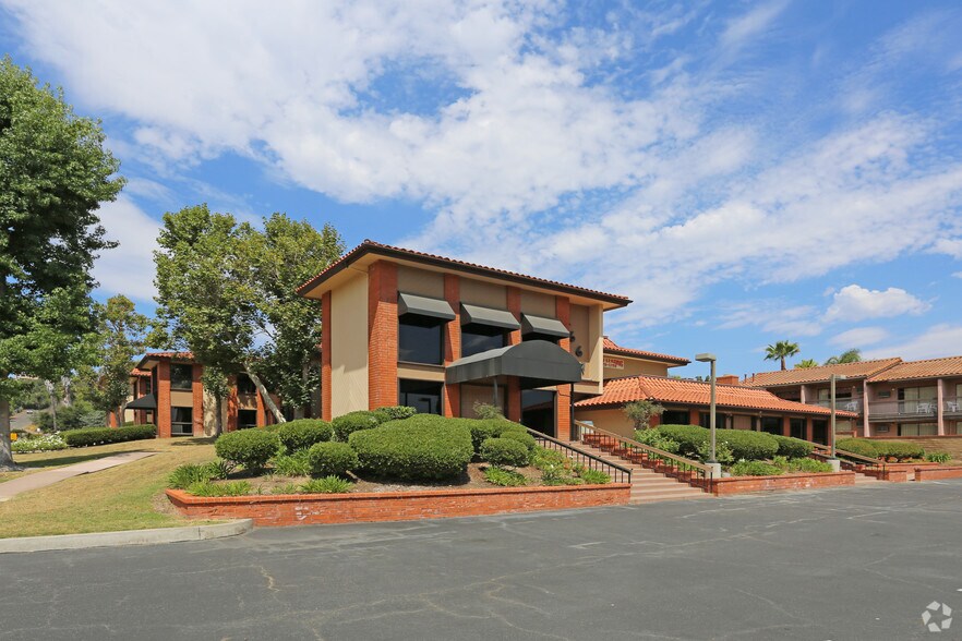 1667 S Mission Rd, Fallbrook, CA à louer - Photo du bâtiment - Image 2 de 9