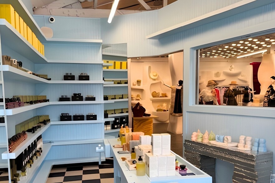 9 Railroad Ave, East Hampton, NY for lease - Interior Photo - Image 3 of 5