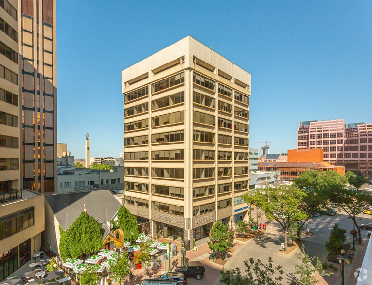10150 100th St NW, Edmonton, AB à louer - Photo du bâtiment - Image 1 de 14