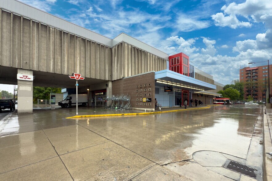 1611 Bloor St W, Toronto, ON à vendre - Photo du bâtiment - Image 2 de 41