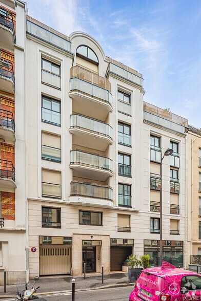 Immeuble residentiel dans Paris à vendre - Photo principale - Image 1 de 1