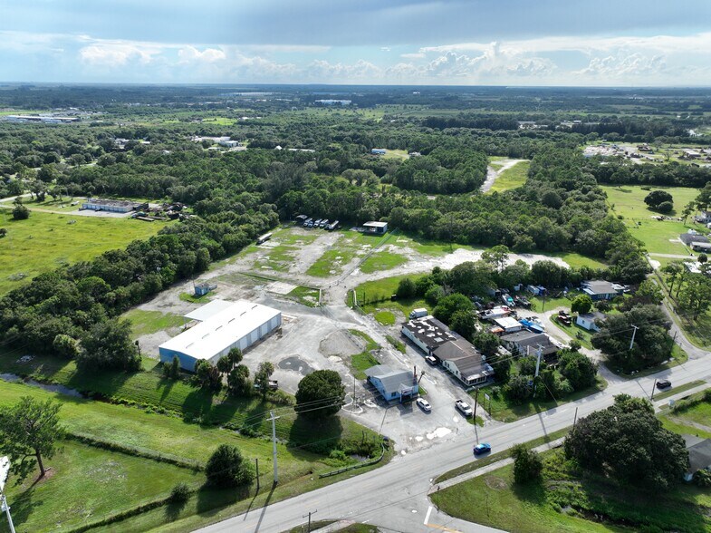907 Angle Rd, Fort Pierce, FL à louer - Photo du bâtiment - Image 1 de 9