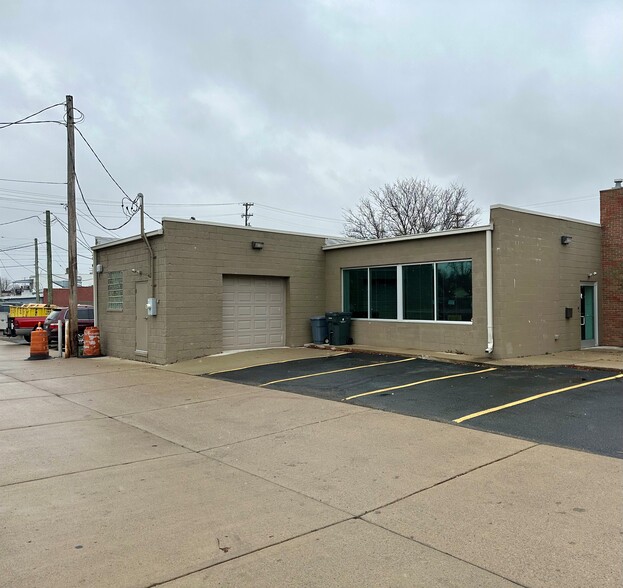 22316 Harper Ave, Saint Clair Shores, MI for lease - Building Photo - Image 2 of 6