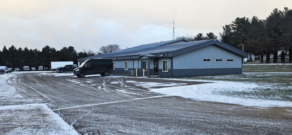 11786 E Melby Rd, Chippewa Falls, WI for lease - Primary Photo - Image 1 of 4