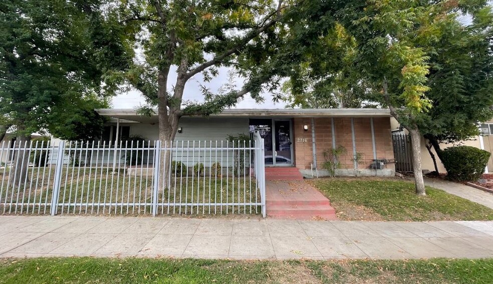 2716 L St, Bakersfield, CA à vendre - Photo du b timent - Image 1 de 4