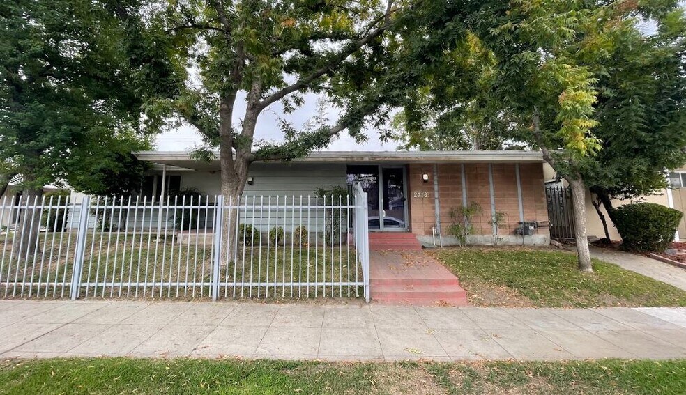 2716 L St, Bakersfield, CA à vendre - Photo du bâtiment - Image 1 de 4
