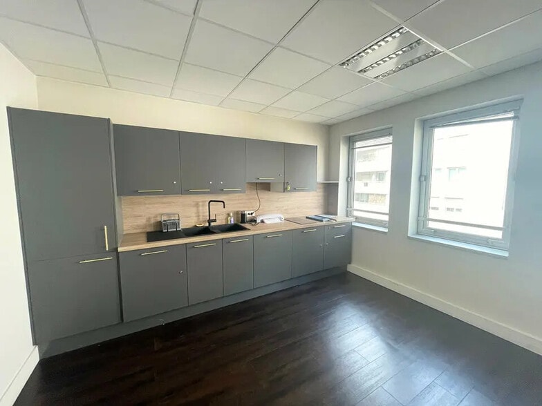 Office in Villeurbanne for lease - Interior Photo - Image 2 of 4