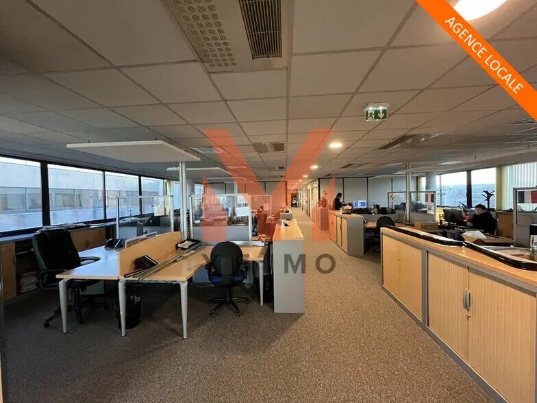 Office in Poissy for lease - Interior Photo - Image 2 of 4