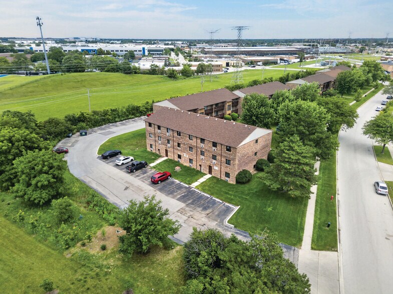 450 Perrie Dr, Elk Grove Village, IL à vendre - Photo du bâtiment - Image 2 de 13