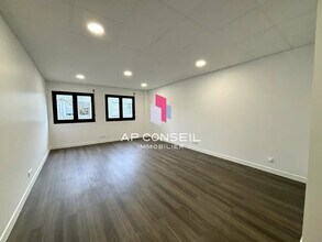 Office in Viroflay for lease Interior Photo- Image 2 of 4