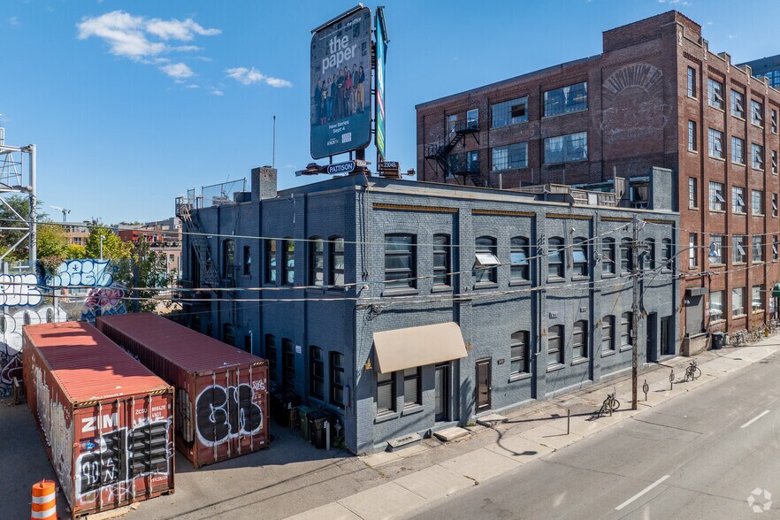 2480 Dundas St W, Toronto, ON à vendre - Photo du bâtiment - Image 2 de 54