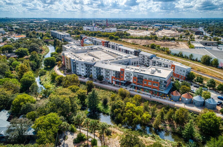 423 Blue Star, San Antonio, TX à louer - Photo du bâtiment - Image 2 de 23